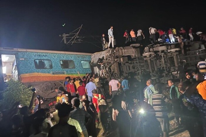 В Індії зіткнулися три потяги: 50 людей загинули, сотні постраждалих (відео)