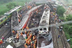 У залізничній катастрофі в Індії загинули сотні людей, Угорщина оскандалилася «миротворчим» відео: головне за ніч