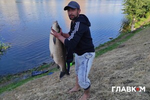 На одному зі столичних озер чоловік упіймав гігантську рибу 