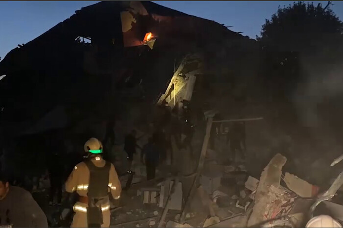 Удар по передмістю Дніпра: Зеленський показав відео рятувальної операції