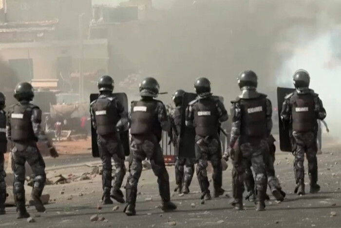 Des affrontements éclatent entre l'opposition et la police au Sénégal : il y a des victimes