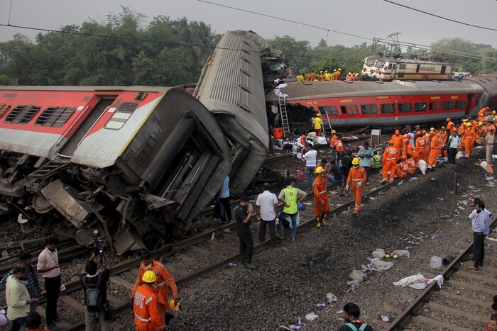 Залізнична катастрофа в Індії: загинули майже 300 людей (фото, відео)