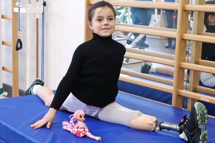 Семилетняя украинка, потерявшая ногу из-за обстрела РФ, выиграла турнир по гимнастике (видео)