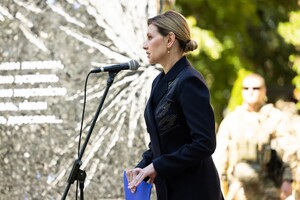 Ледь стримувала сльози: Олена Зеленська відкрила у Харкові пам’ятник загиблим дітям 
