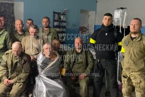 Російські добровольці показали взятих у полон солдатів 