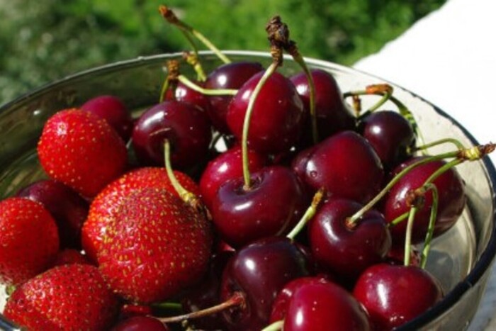 Експерти назвали орієнтовну ціну на черешню та полуницю влітку