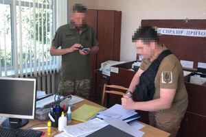 Посадовець військкомату на Київщині, який переправляв ухилянтів за кордон, отримав підозру