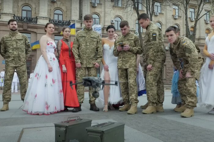 Військові зняли запальну пародію на фільм, саундтрек якого виграв «Оскар» (відео)