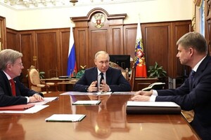 Путін зустрівся із міністром транспорту РФ Віталієм Савельєвим (ліворуч) та головою російської залізниці Олегом Білозеровим