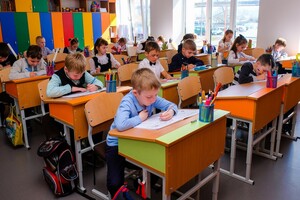 Для зарахування дитини до школи після повернення в Україну один із батьків, опікун чи законний представник має подати відповідну заяву