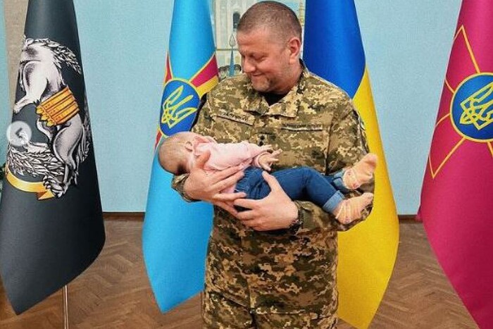 Залужний із немовлям: офіцерка ЗСУ замилувала мережу зворушливим фото