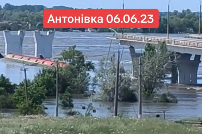 Катастрофа на Херсонщині. Вода поступово підтоплює Антонівський міст (відео)