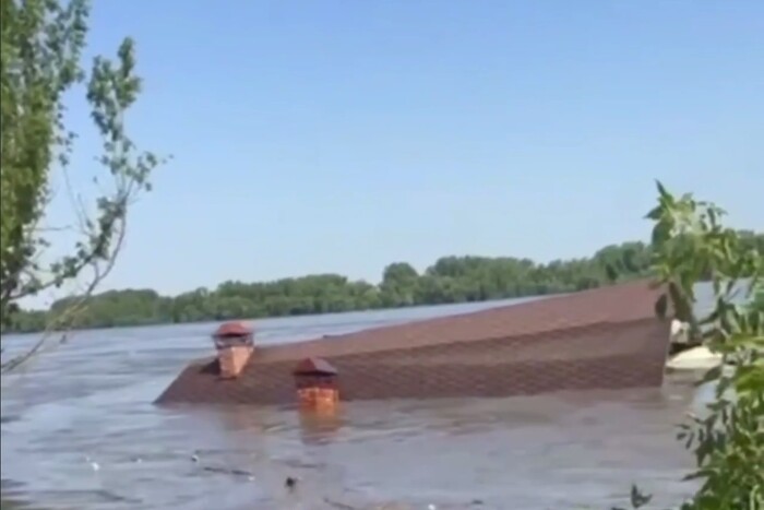 Наслідки підриву Каховської ГЕС. Будинок пливе по воді (відео)