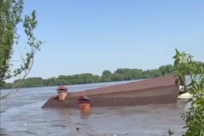 Последствия подрыва Каховской ГЭС. Дом плывет по воде (видео)