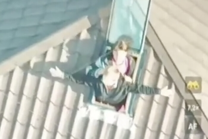Катастрофа на Каховській ГЕС: жінка з дитиною чекає на порятунок на даху (відео)