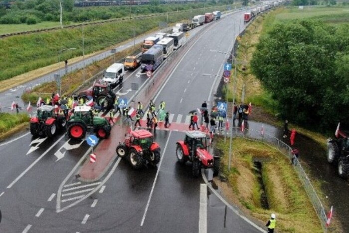 Польські фермери заблокували кордон для вантажівок з України