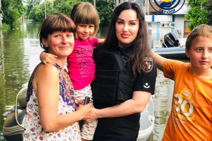 ЗСУ врятували сім'ю із затопленого будинку в Олешках (відео)