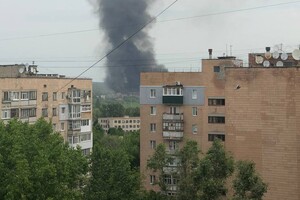В окупованому Луганську прогриміли вибухи, піднімається дим (фото, відео)