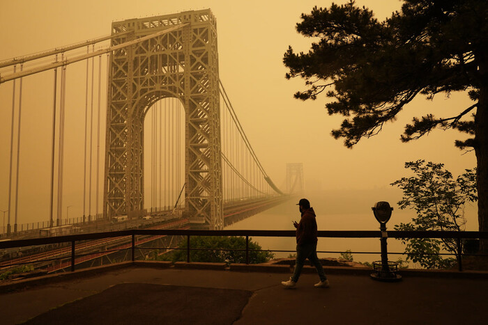 Нью-Йорк затягнуло помаранчевим димом. Якість повітря досягла небезпечного рівня (відео)