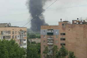 В оккупированном Луганске прогремели взрывы, поднимается дым (фото, видео)