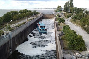 Каховський шлюз був останнім на Дніпрі, він випускав усі судна в бік моря