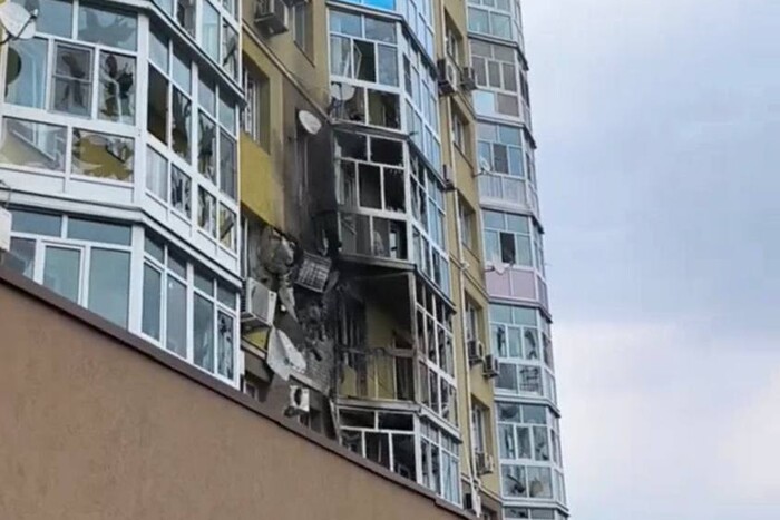 У Воронежі дрон із вибухівкою влучив у багатоповерхівку: є поранені (фото, відео)