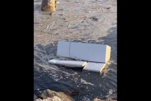 Дах, диван і холодильник: що виносить на узбережжя Одещини після катастрофи (відео)