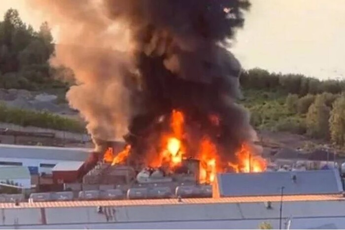 У російській Уфі масштабна пожежа на залізничній станції: горять цистерни з пальним (відео) 