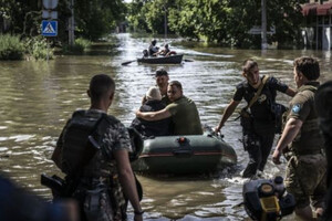 Евакуйовані жителі підтопленого Херсона