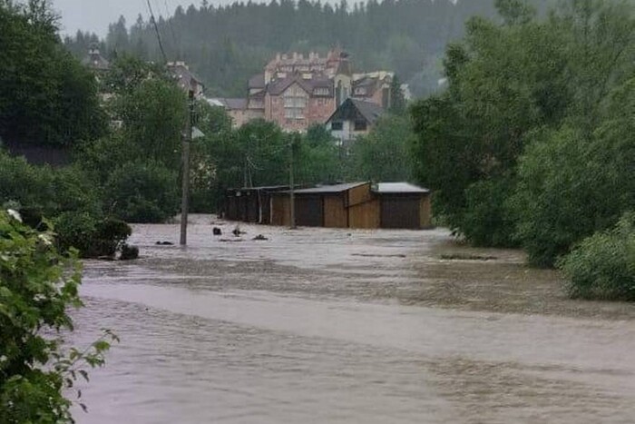 На Львівщині затопило відоме курортне селище