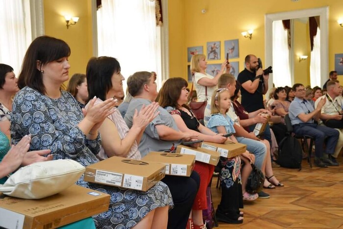 «Слуги» пропіарились, роздавши гуманітарні ноутбуки на Кіровоградщині