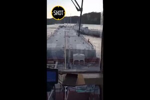 У Росії зіткнулися два танкери: у річку витікає бензин (відео)