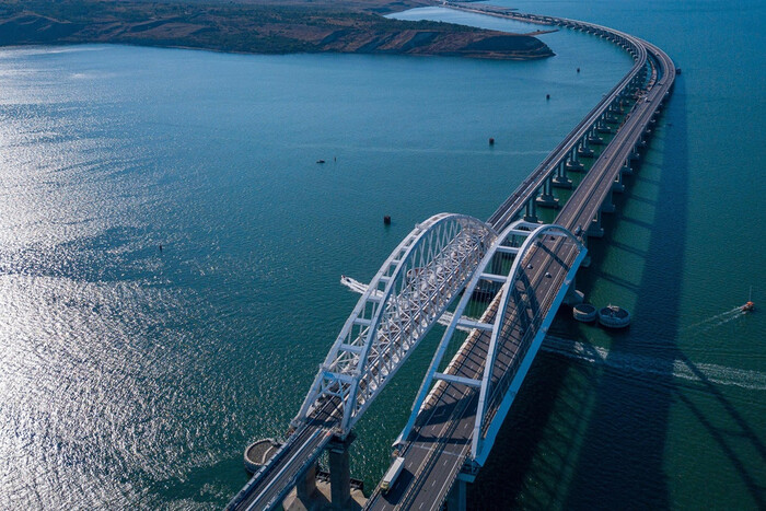 Боятся диверсий: россияне усилили контроль проезда по Крымскому мосту