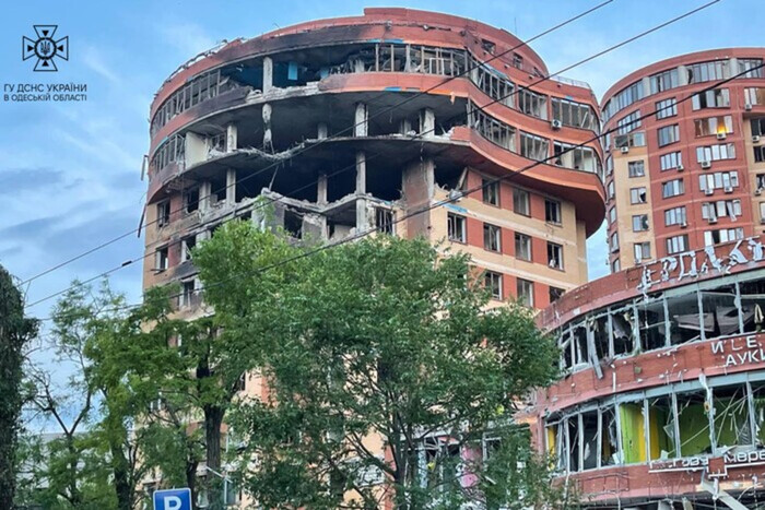 Руины и пожары: спасатели показали последствия удара по Одессе (фото)