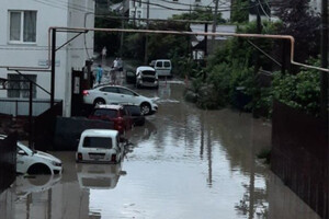 Підтоплено спальні райони Сочі, на вулицях стоять автомобілі – вода сягає практично дахів