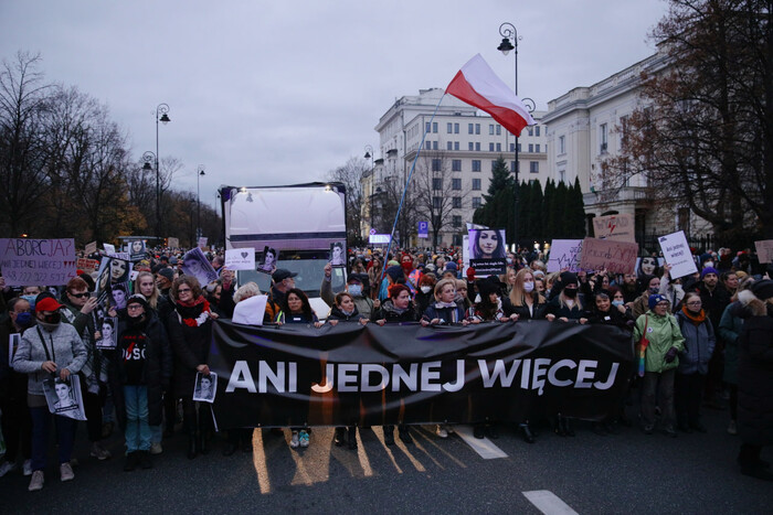 У Польщі пройдуть масштабні протести після смерті вагітної, якій відмовили в аборті