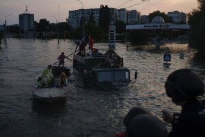 Люди спасаются от последствий подрыва оккупантами Каховской ГЭС