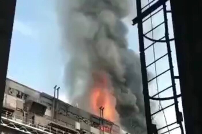 У Росії спалахнула потужна пожежа на електростанції (відео)