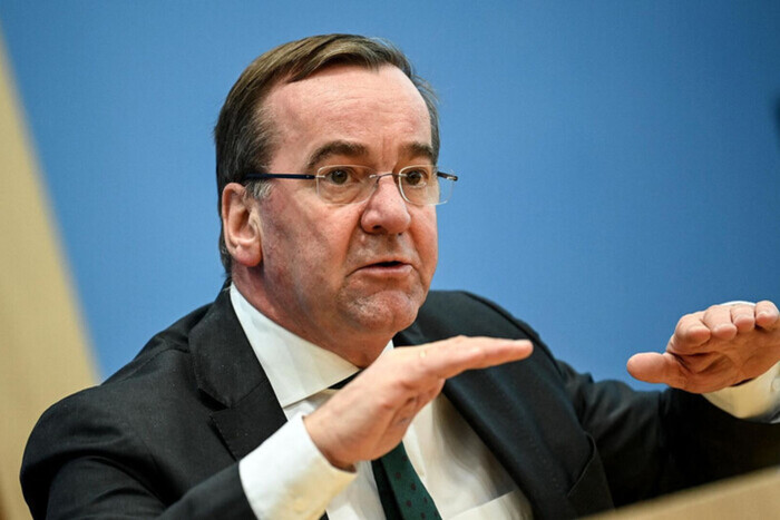 Министр обороны Германии подверг критике идею «ненасильственного» сопротивления Украины