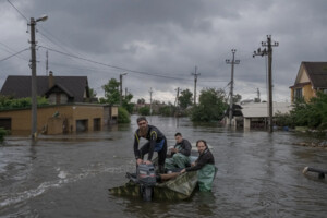 Волонтери під час порятунку тварин і доставки їжі ізольованим жителям на території, затопленій внаслідок руйнування ГЕС. Херсон на півдні України
