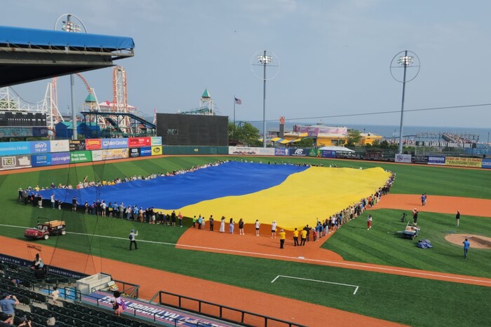 У Нью-Йорку на бейсбольному матчі розгорнуто найбільший прапор України