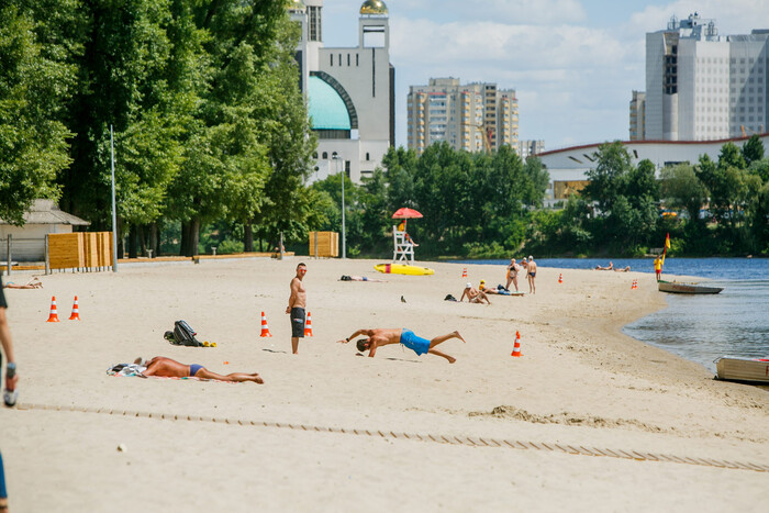 Комунальники планують закупити пісок на 6,5 млн грн для закритих пляжів Києва 