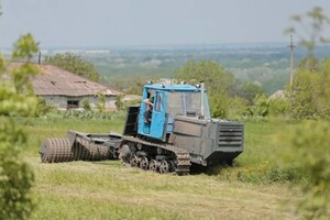 Волонтери на Харківщині зробили трактор-розміновувач (фото)