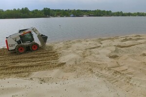 Як повідомляє КМДА, підсипання піску необхідне для відновлення природного шару піщаного покриву