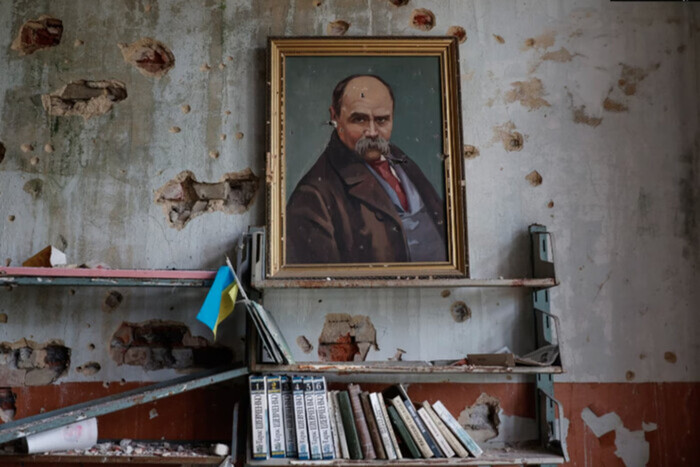 Уцелел портрет Шевченко: ВСУ показали знаковое фото в руинах библиотеки Благодатного