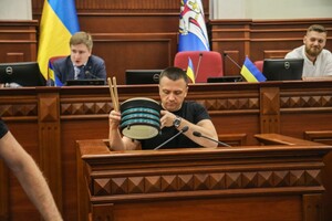 Київські депутати подарували голові Дніпровської РДА барабан
