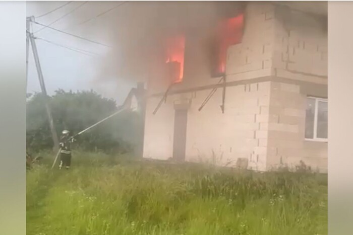 Негода на Київщині: блискавка влучила в житловий будинок (відео)