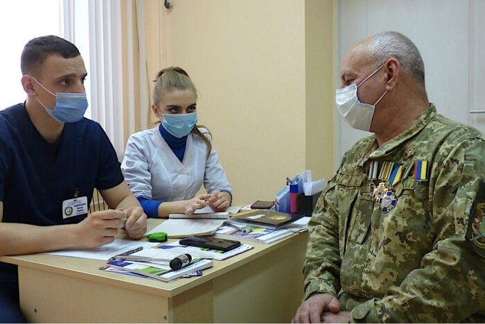 На Прикарпатті лікарні надаватимуть допомогу чоловікам лише з дозволу військкоматів