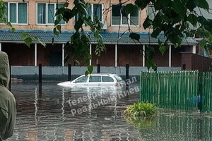 Затопило  парковку та магазин, машини плавають у воді: наслідки негоди у столиці (фото, відео)