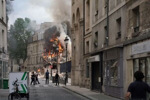 У центрі Парижа прогримів потужний вибух, горить будівля (відео)